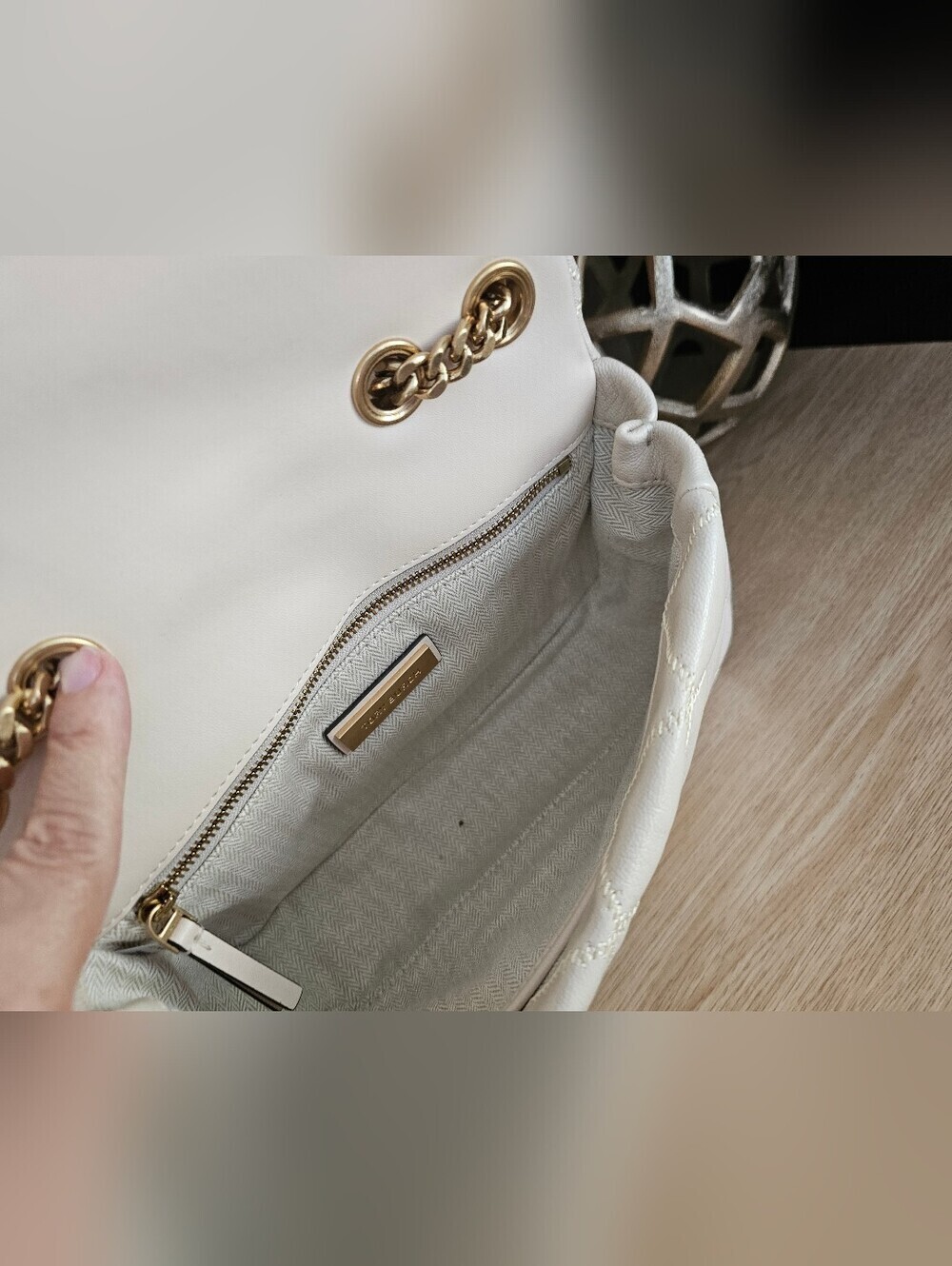 Tory Burch willa shoulder bag . - Picture 10 of 17